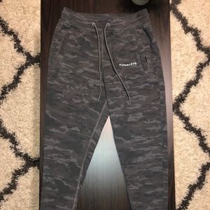 Alphalete cammo joggers. Sm